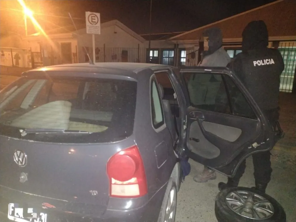 Intento de robo: un detenido con una rueda robada y daños en un vehículo