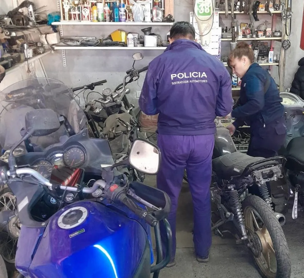Desmantelan talleres clandestinos con motos robadas en operativos simultáneos