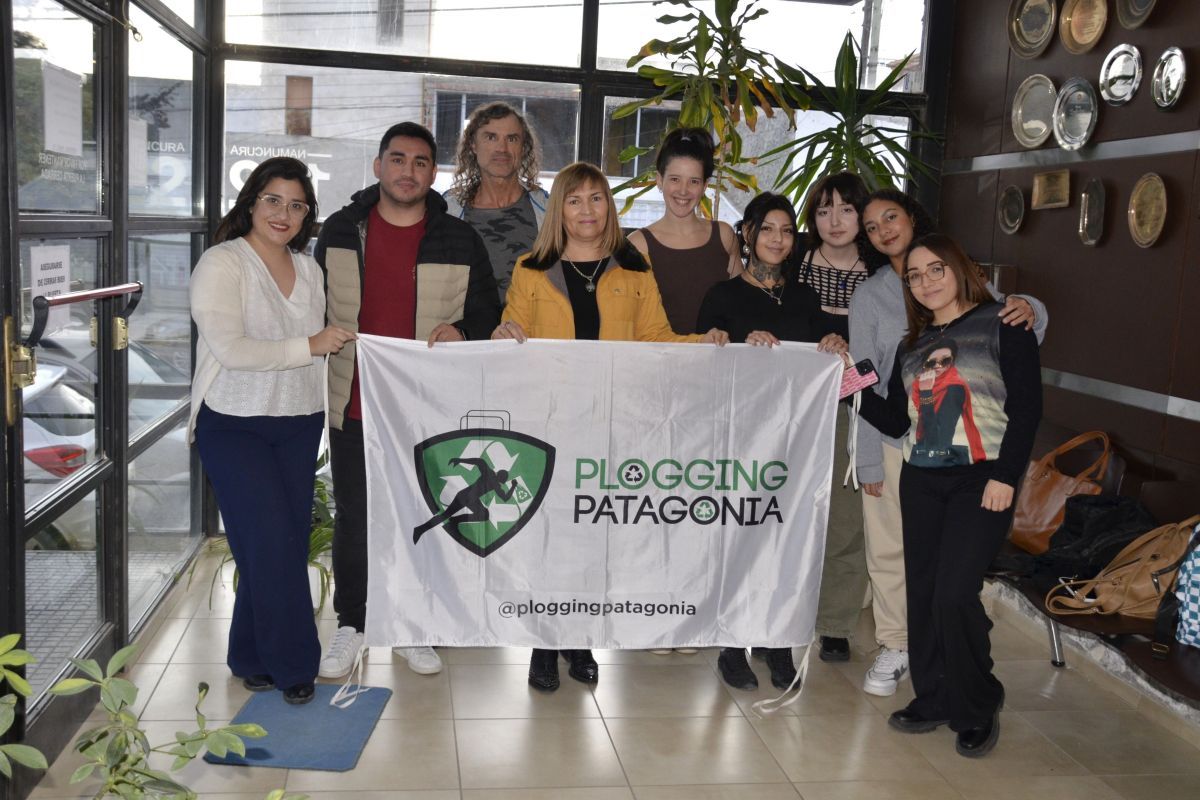 Crónica recibió a las estudiantes de la UNPSJB ganadoras del “Comunicatón 2030”