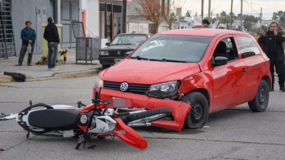 Una moto con padre e hija fue embestida por un auto