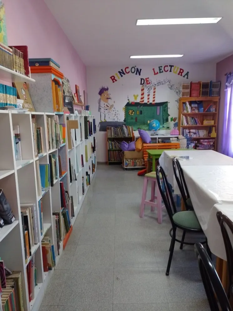 Intento de robo y daño de infraestructura en una biblioteca popular.