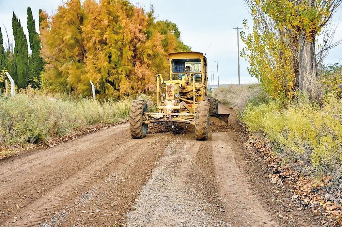 El Municipio refuerza el mantenimiento de calles en la zona rural de Trelew