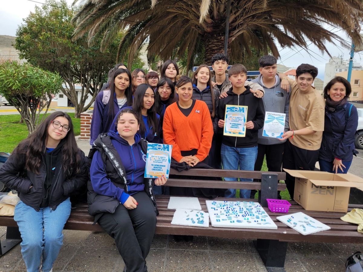 Proyecto solidario: estudiantes de la Escuela 731 repartieron escarapelas para festejar la semana de mayo