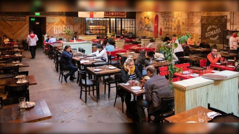 Salir a comer, un lujo en retirada: el 76% de los argentinos reduce sus salidas por el ajuste económico