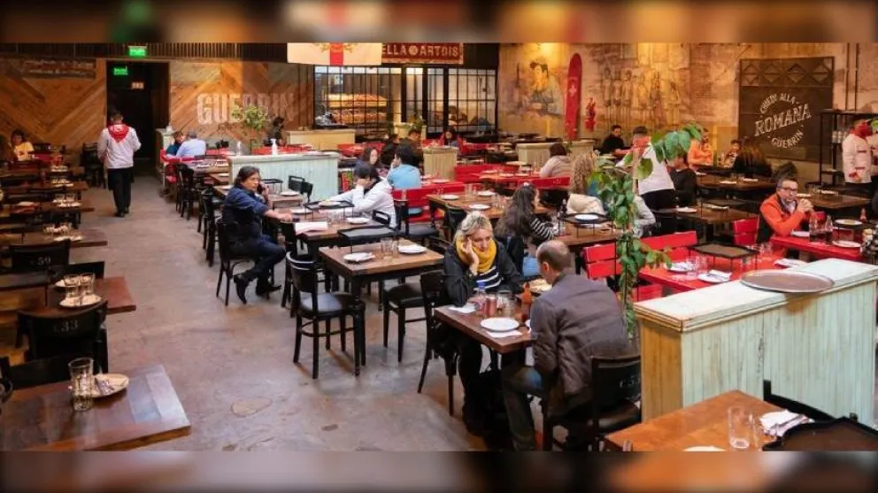 Salir a comer, un lujo en retirada: el 76% de los argentinos reduce sus salidas por el ajuste económico