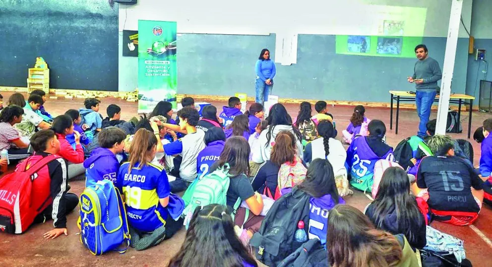 Brindaron charla educativa sobre separación de residuos en la Escuela N° 47 de Rawson