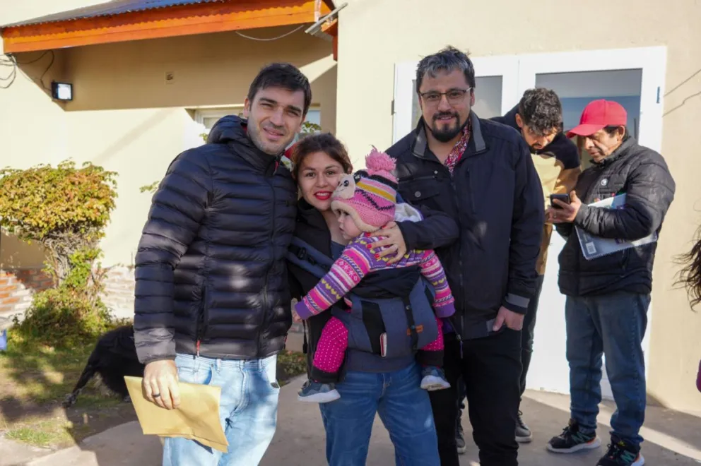 Torres entregó viviendas en Lago Blanco y destacó el trabajo articulado con intendentes y jefes comunales de toda la provincia