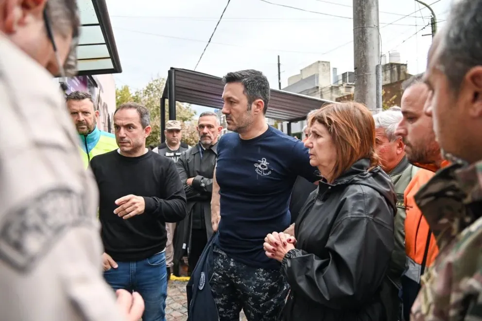 Petri recorrio las zonas inundadas en Campana: advirtió que hay más de 1.600 evacuados y rutas colapsadas 