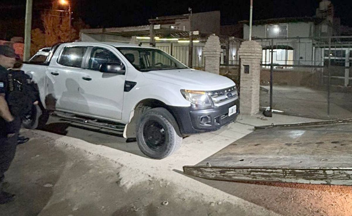 Incautan tras persecución camioneta presuntamente mal habida a sujeto vinculado al ambiente delictivo 