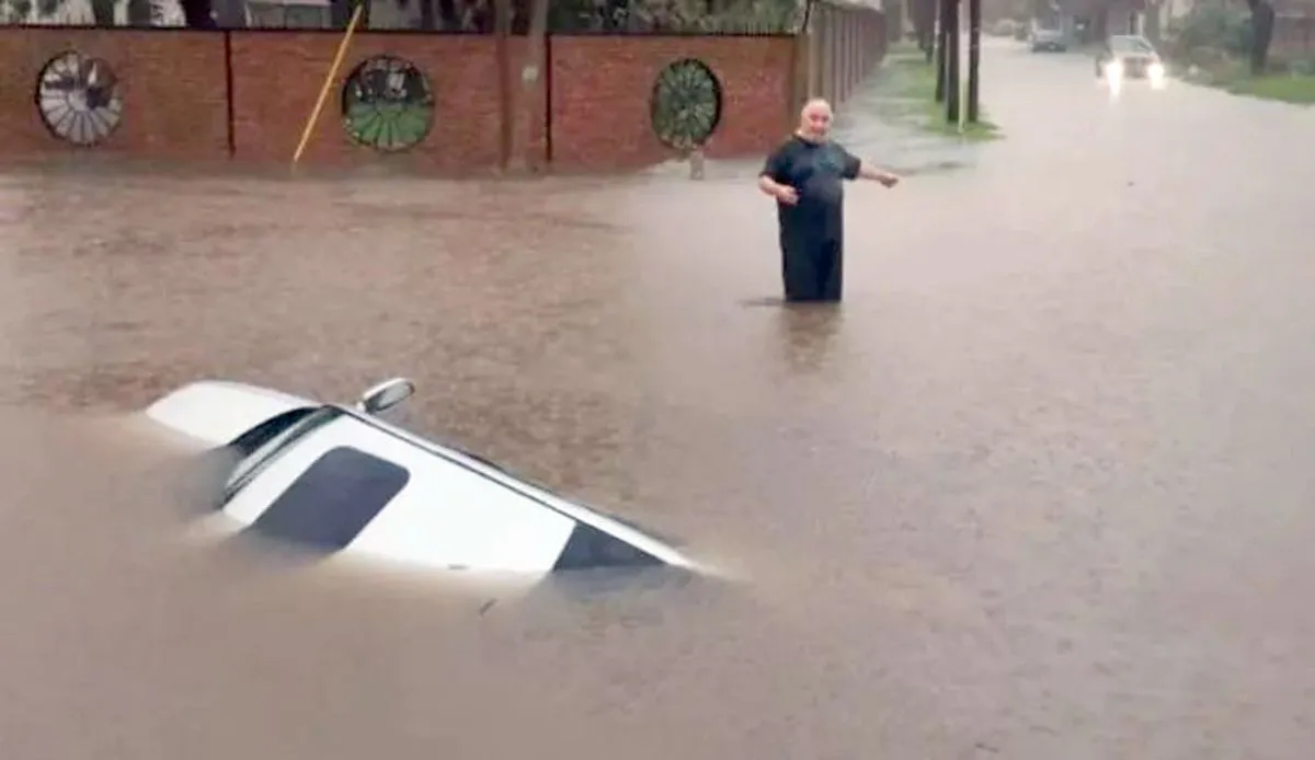 Desde Defensa Civil destacaron que no se han reportado v&iacute;ctimas fatales ni heridos graves, aunque persiste la preocupaci&oacute;n por posibles vecinos atrapados en zonas inundadas.