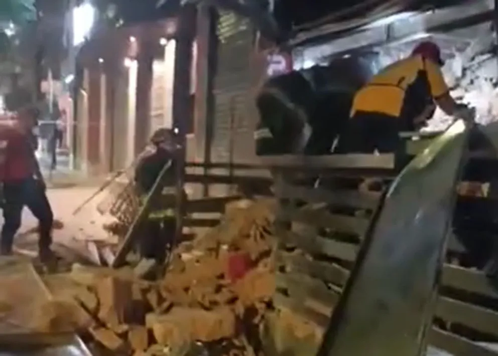 Colapsó el techo de un edificio sobre un bar en Córdoba: varios heridos