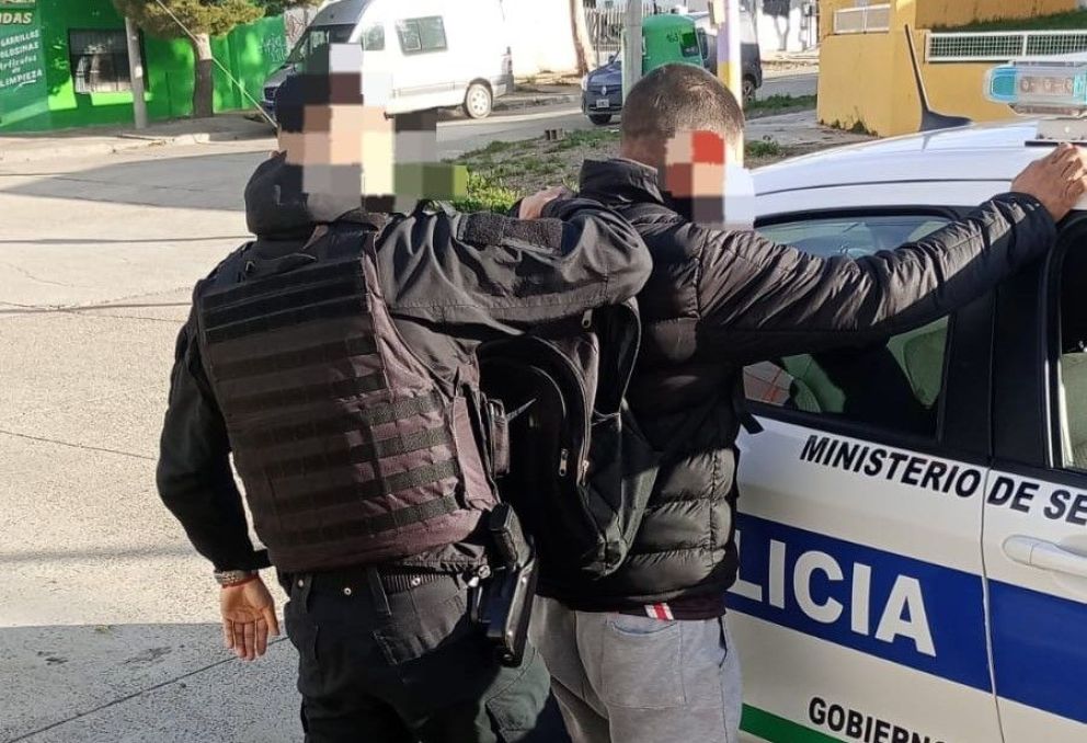  Intentó robar una barra LED de una camioneta y fue detenido 