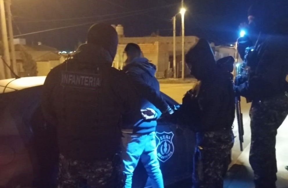 Detienen a joven con pedido de captura por intento de robo en barrio Máximo Abásolo