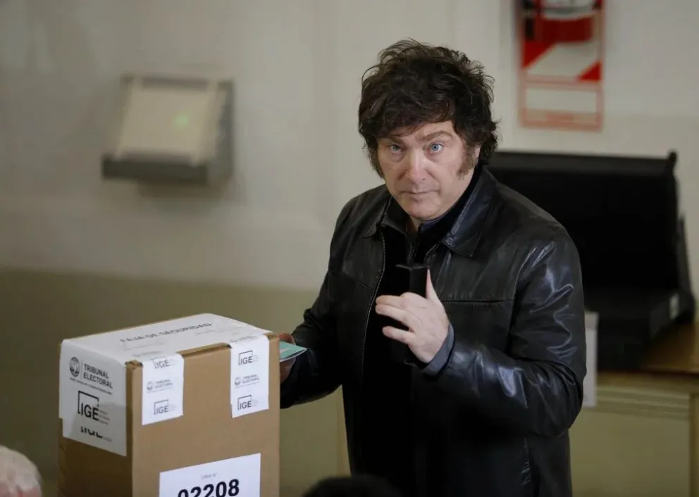 “Pintar de violeta el país”: Milei tras la victoria de Adorni