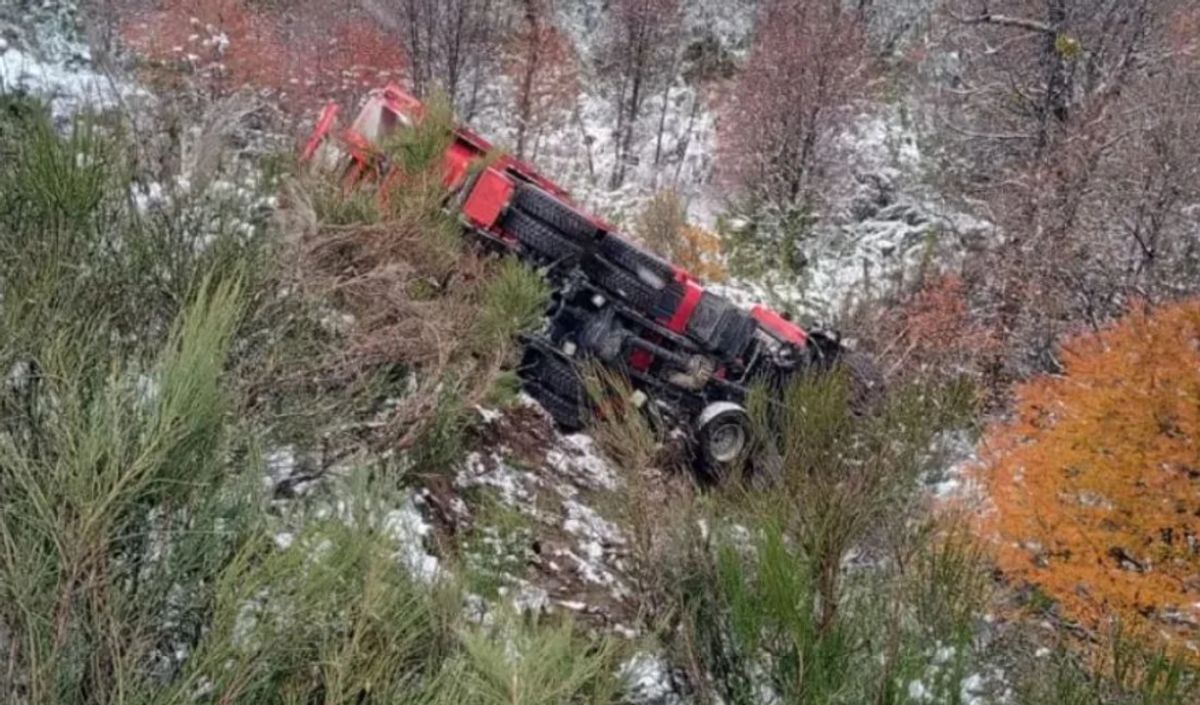 Ruta 40: camión cayó por una pendiente mientras tiraba sal en la calzada