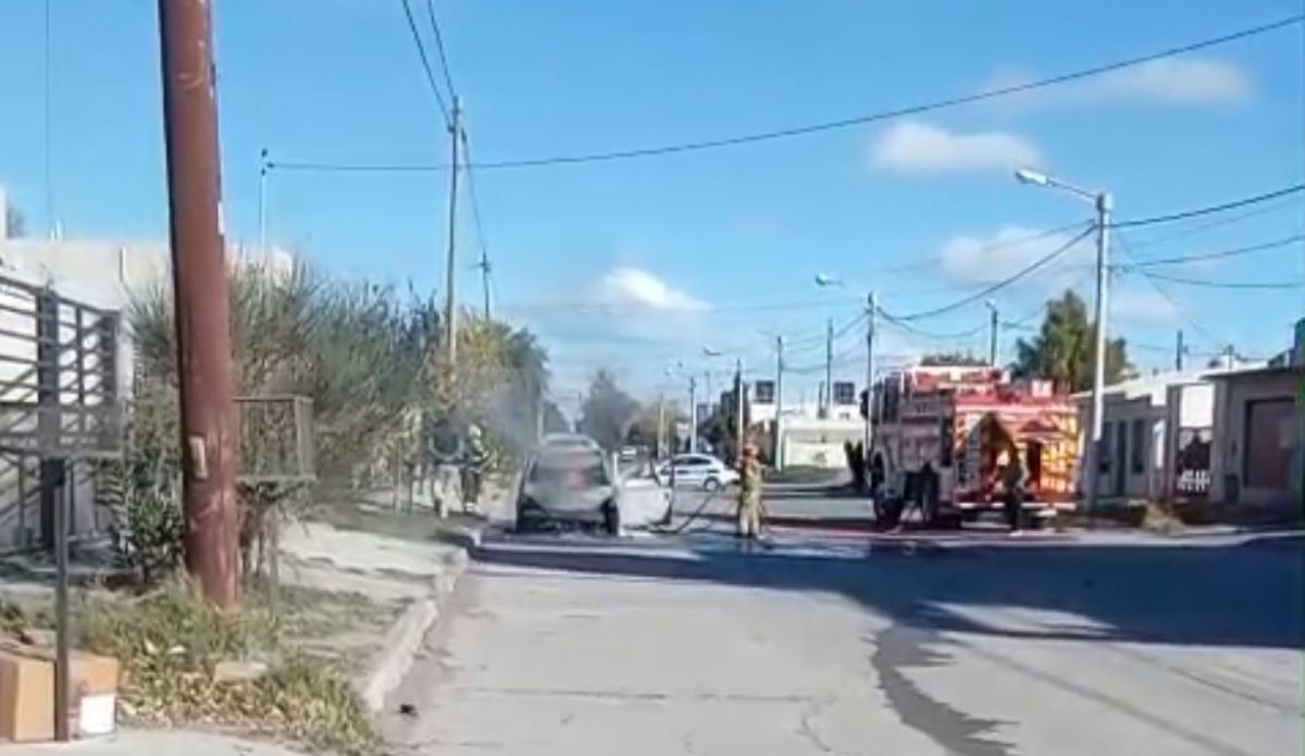 Un auto se incendió por completo tras fallas en el motor