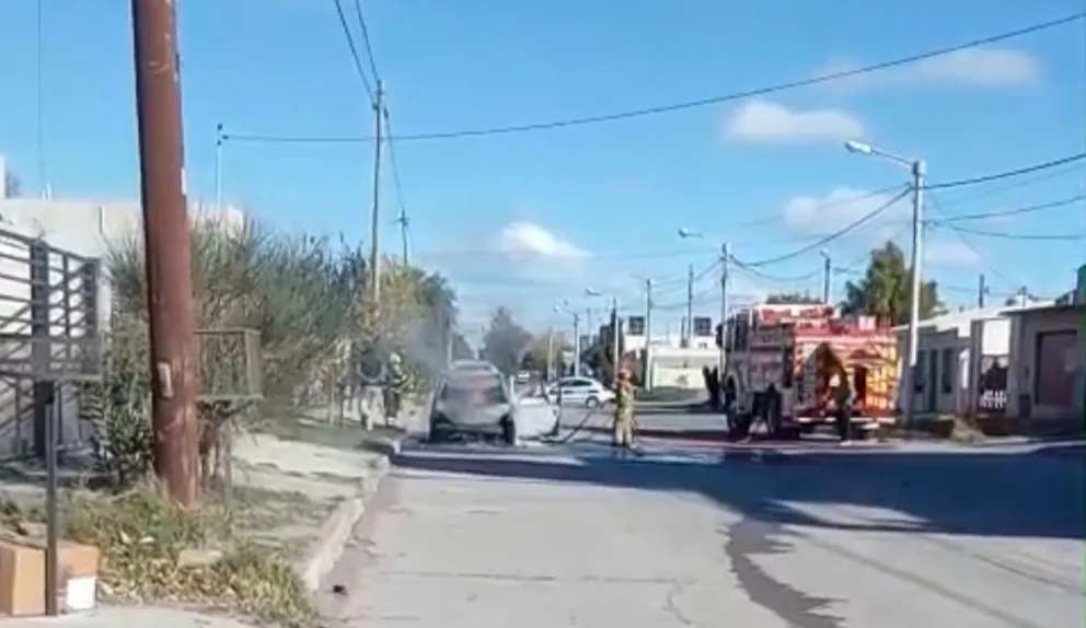 Un auto se incendió por completo tras fallas en el motor
