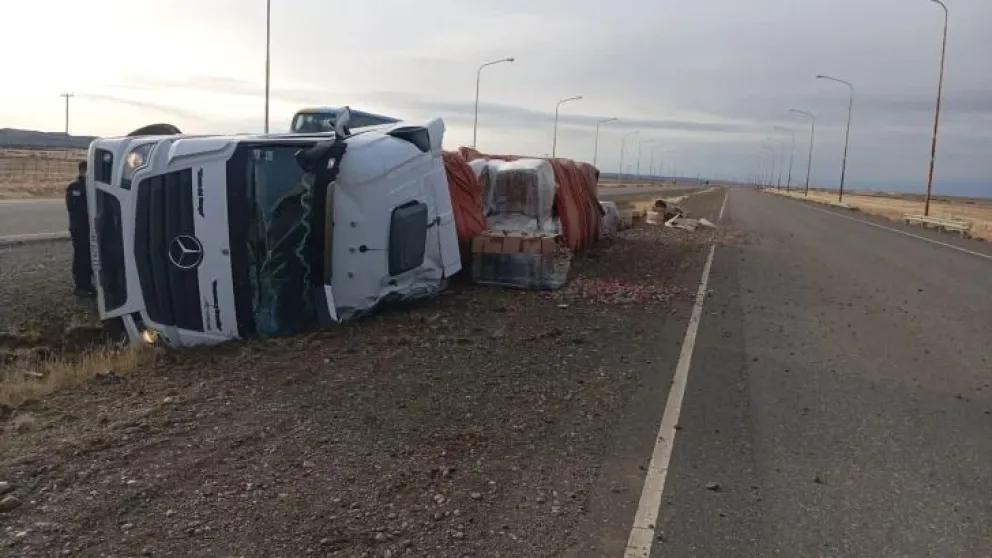 Volcó un camión en la ruta cerca de Río Gallegos y generó un derrame de combustible