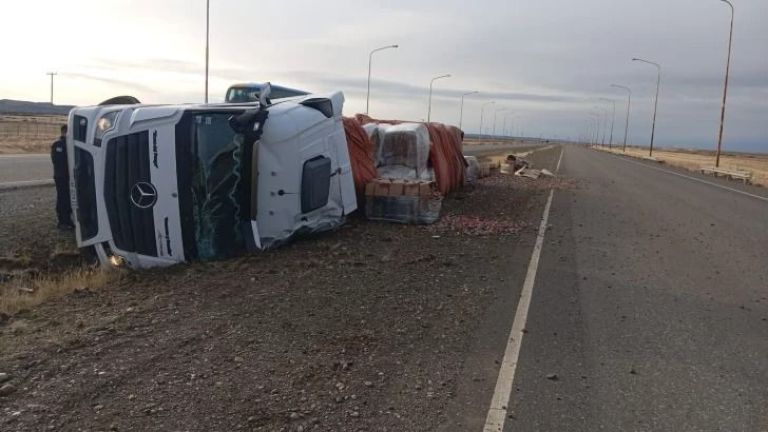 Volcó un camión en la ruta cerca de Río Gallegos y generó un derrame de combustible