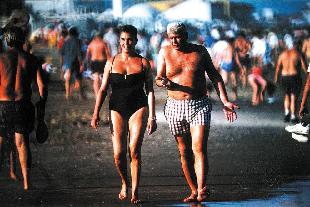 La foto tomada por José Luis Cabezas en la playa, antes de ser asesinado por revelar el poder oculto de Alfredo Yabrán. Una imagen que cambió para siempre la historia del periodismo argentino.