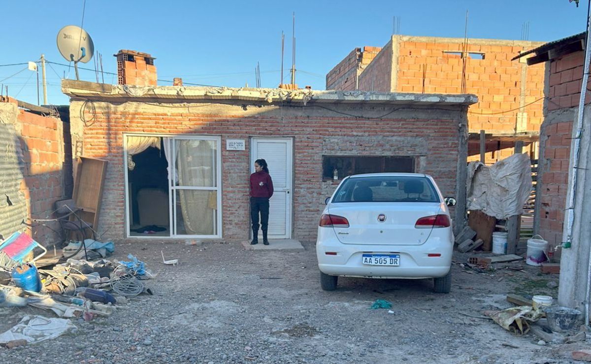 Encontraron un auto robado a remisero en entrada de vivienda de un barrio de la zona oeste de Trelew