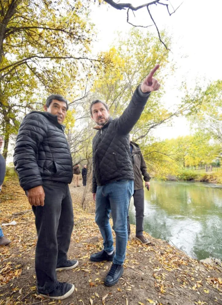 Merino y el titular del IPA supervisaron tareas de mantenimiento en el río Chubut