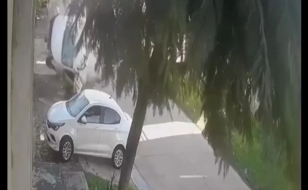 Atropelló, mató a una ciclista y volcó: el dramático siniestro quedó registrado en video