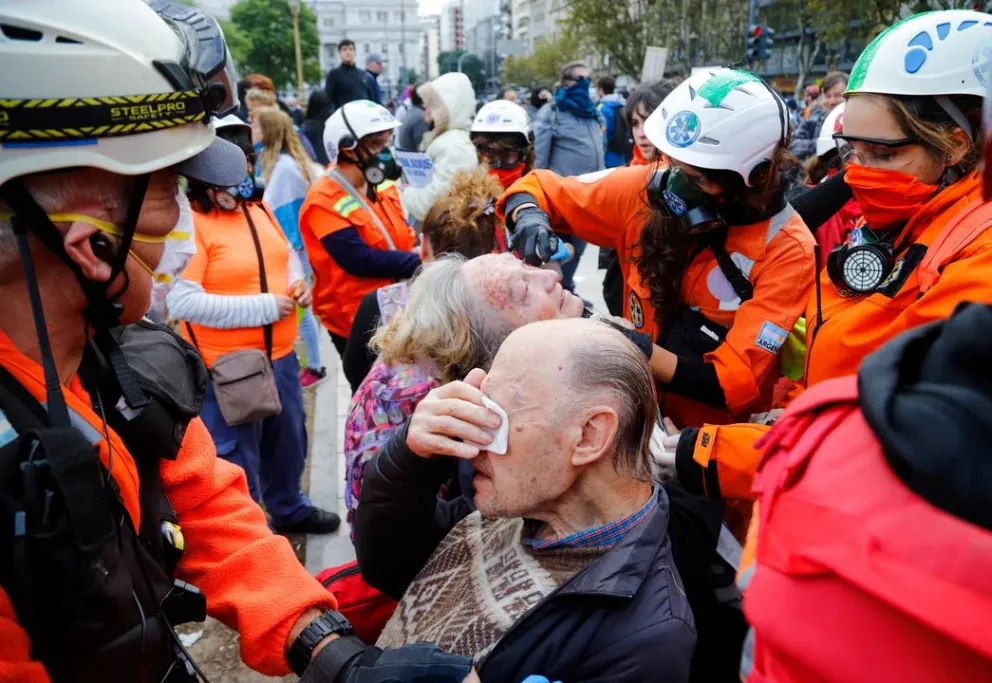Gas pimienta y corridas: otra marcha de jubilados termina con violencia frente al Congreso