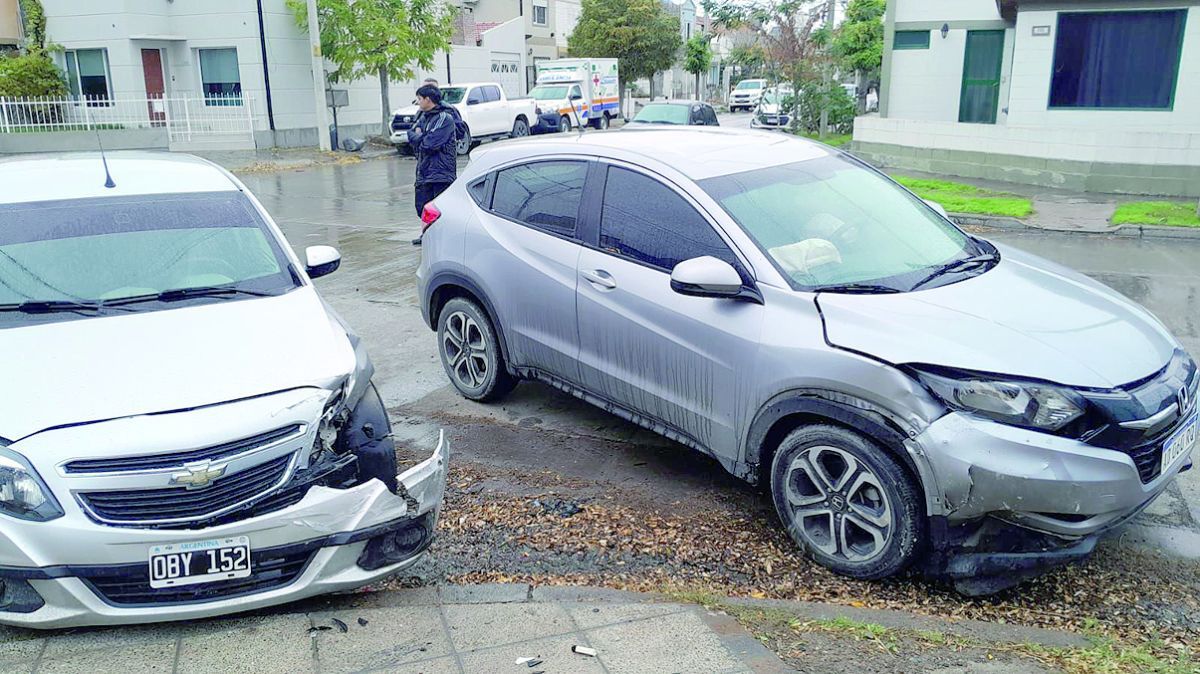 Sucesión de choques en Trelew, en uno de ellos un ciclista atropelló a una mujer