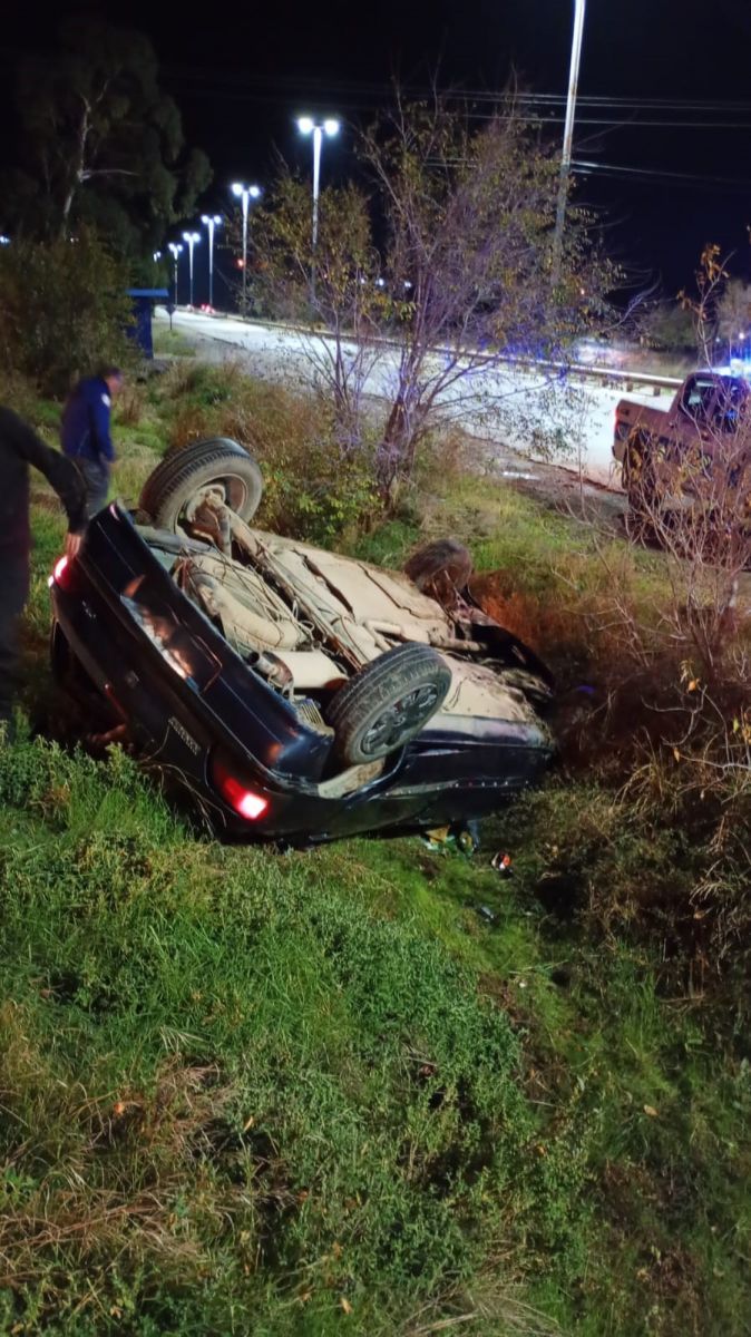 Vuelco en Ruta 3: un hombre perdió el control tras esquivar un camión