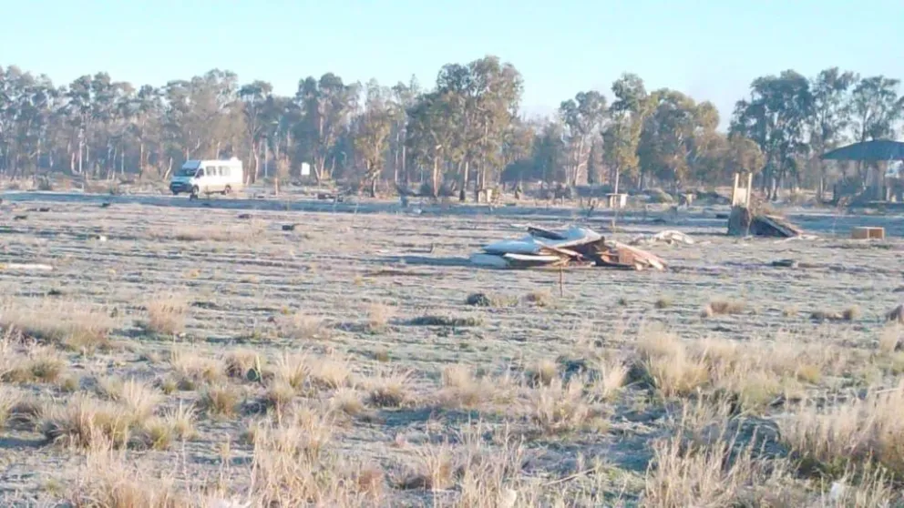 Desalojan a familias que tomaron tierras: denuncian que usaron canchas infantiles para delimitar terrenos