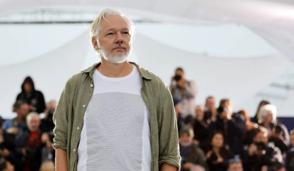 Julian Assange aparece en Cannes con una remera que denuncia la muerte de casi 5.000 niños palestinos