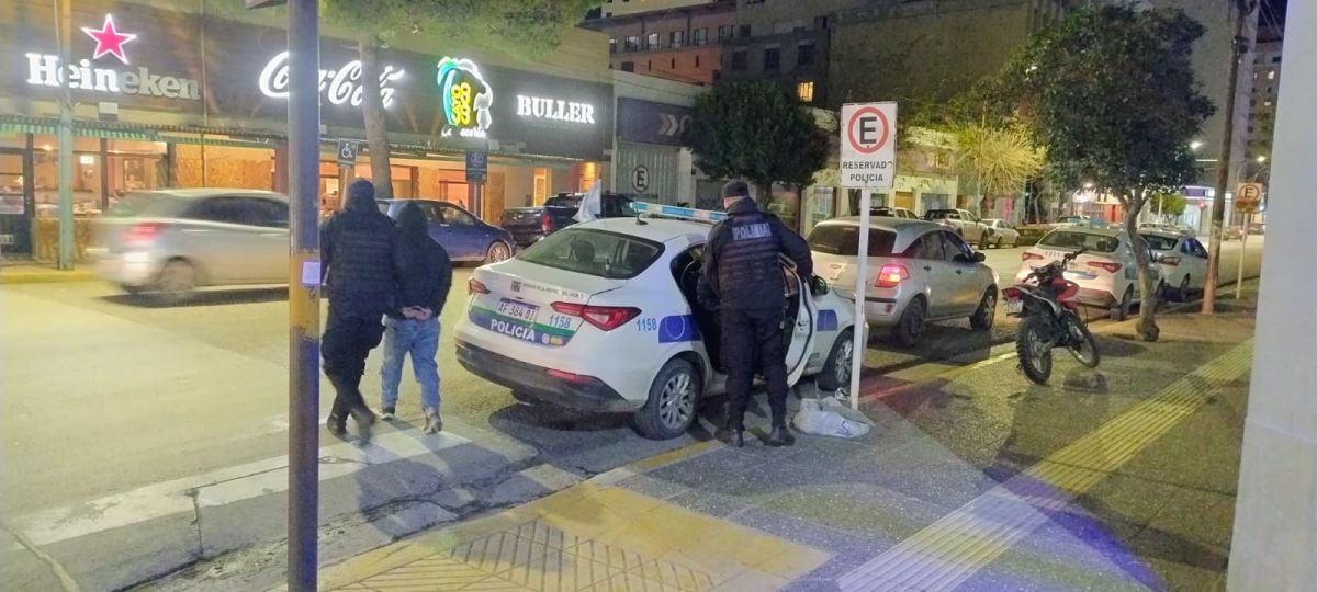 Destrozos en baño público del patio de comidas: dos jóvenes detenidos en la costanera