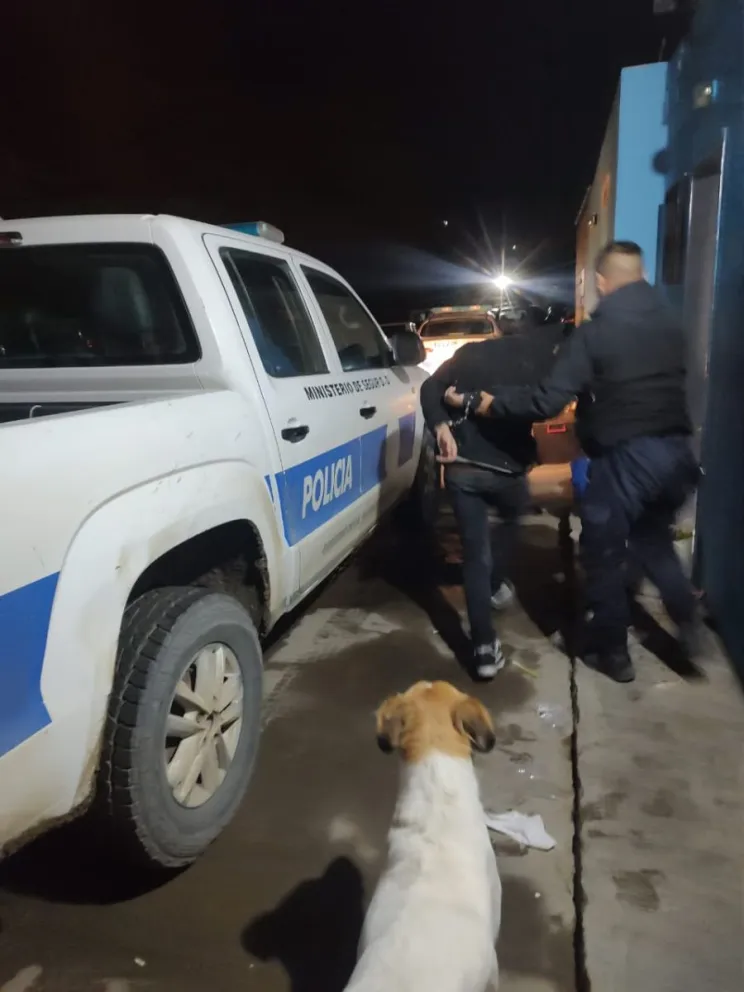 Intento de robo en San Cayetano: detienen a un hombre sorprendido forzando un auto