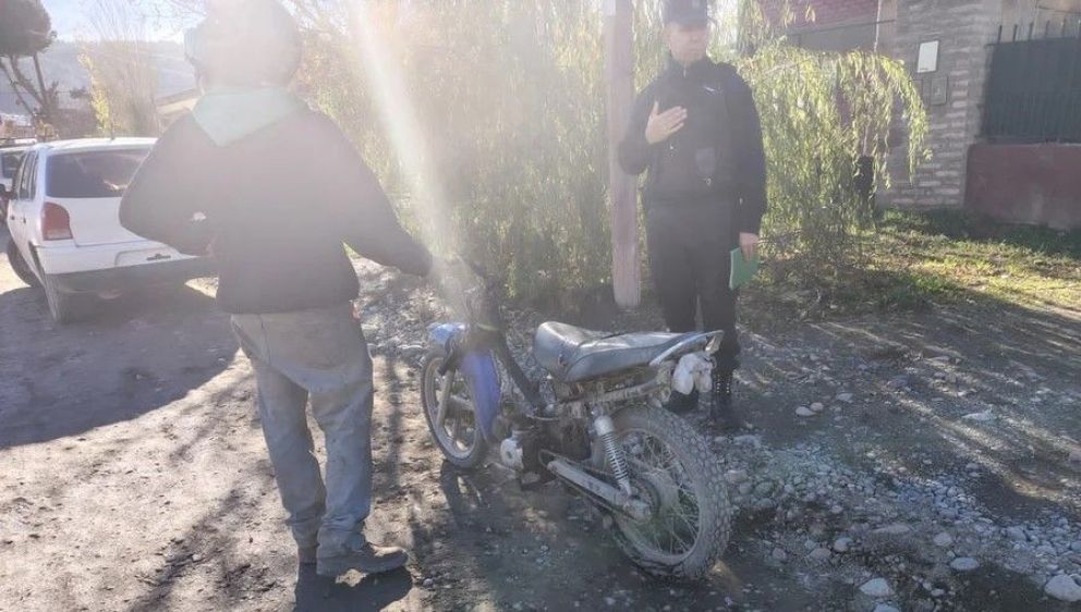 Secuestran una moto con baja oficial: la llevaba a pie por la calle sin patente