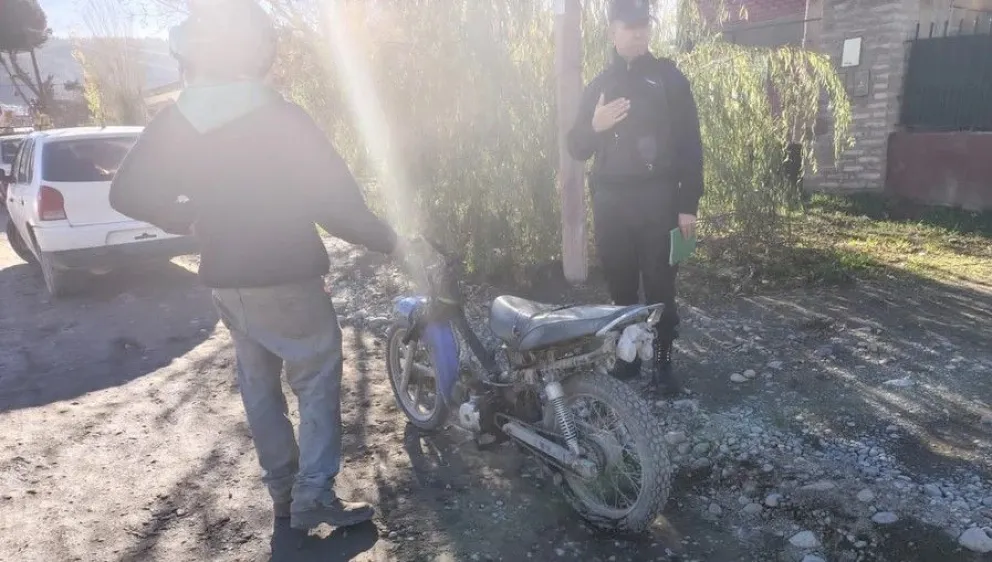 Secuestran una moto con baja oficial: la llevaba a pie por la calle sin patente