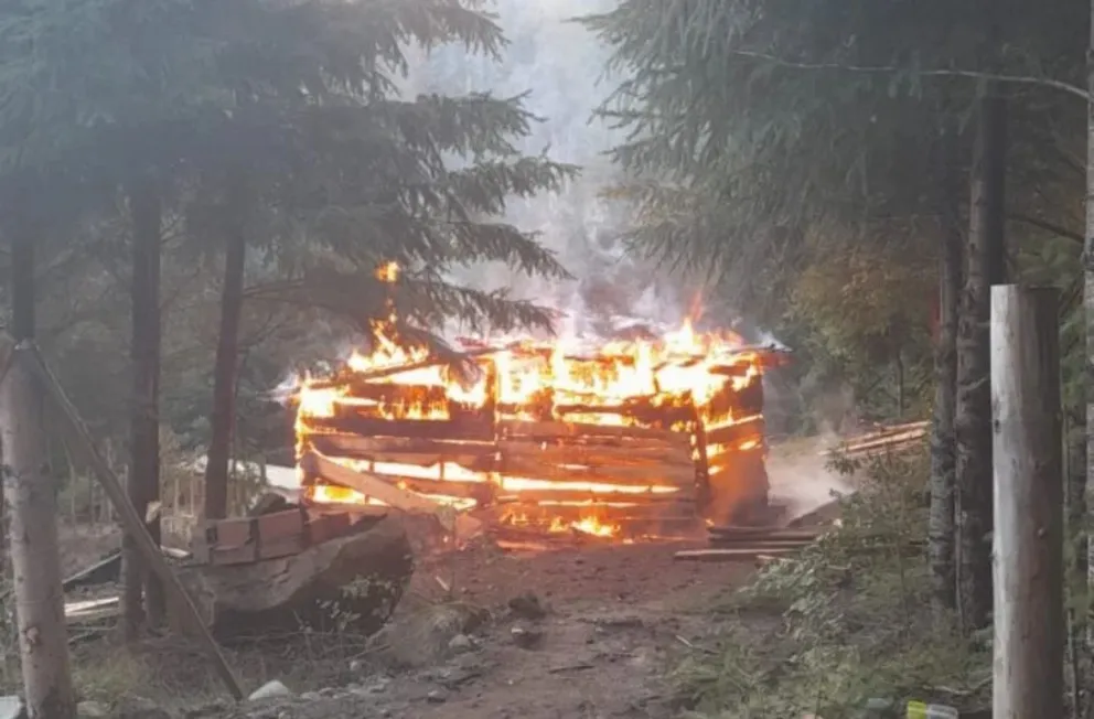 Incendio: una vivienda fue destruida por el fuego en el cerro Radal
