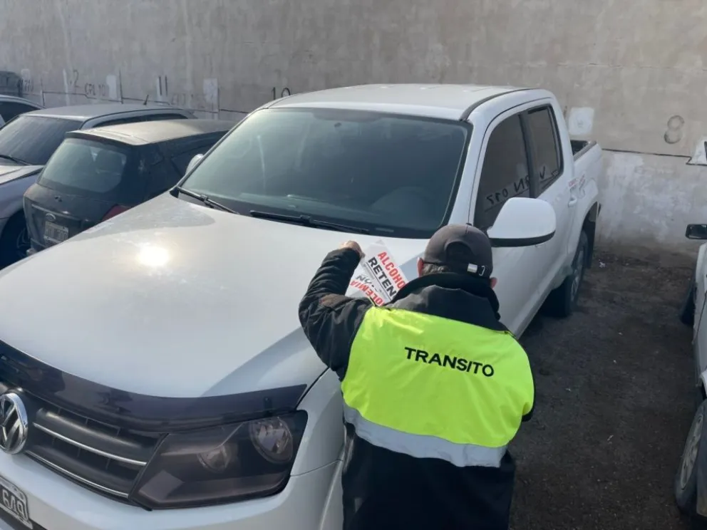 Conducía ebrio y haciendo derrapes en Punta Cuevas con una Amarok