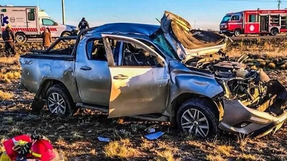 Rescatan a un hombre atrapado en una Pick-up tras un vuelco