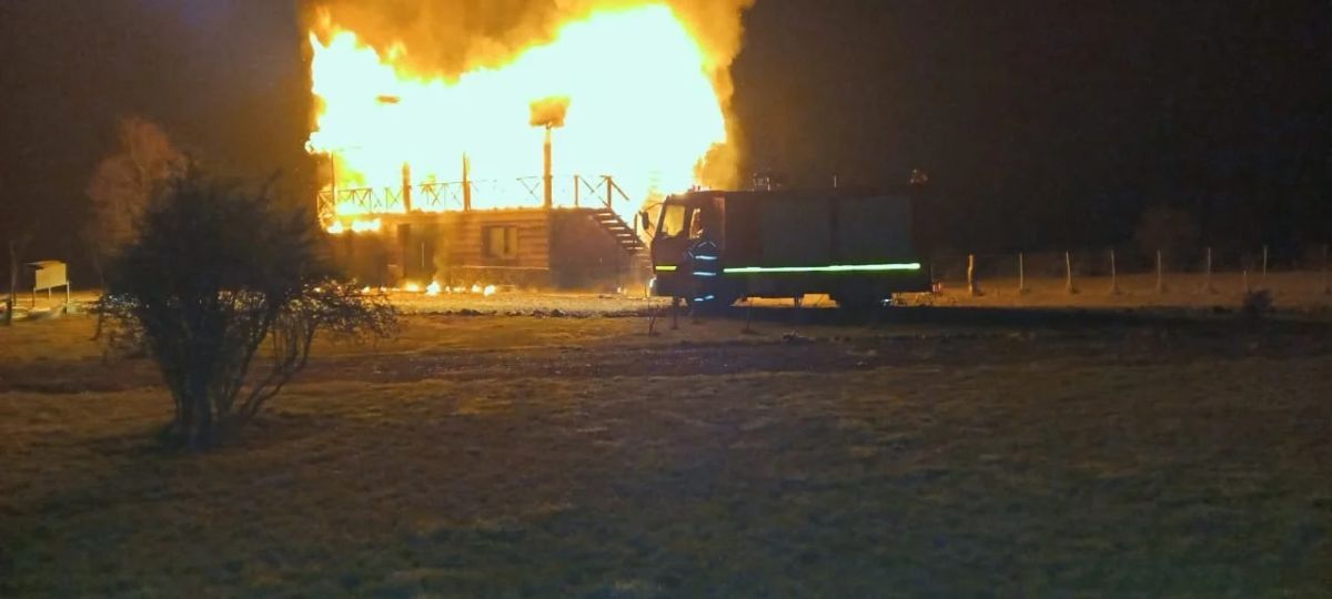Una cabaña de madera se prendió fuego cerca de Villa Lago Rivadavia: no hubo heridos