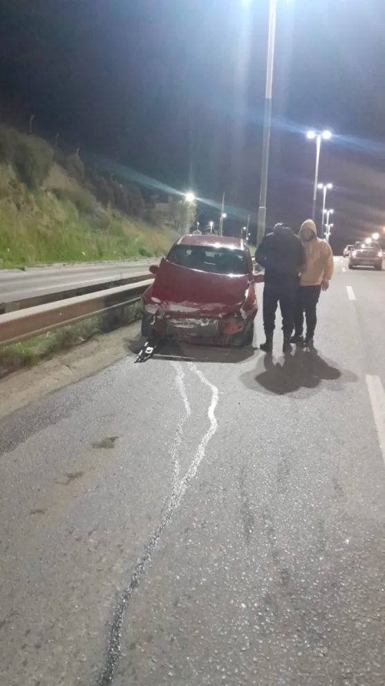Un auto impactó contra el guardarraíl y terminó girado en sentido contrario