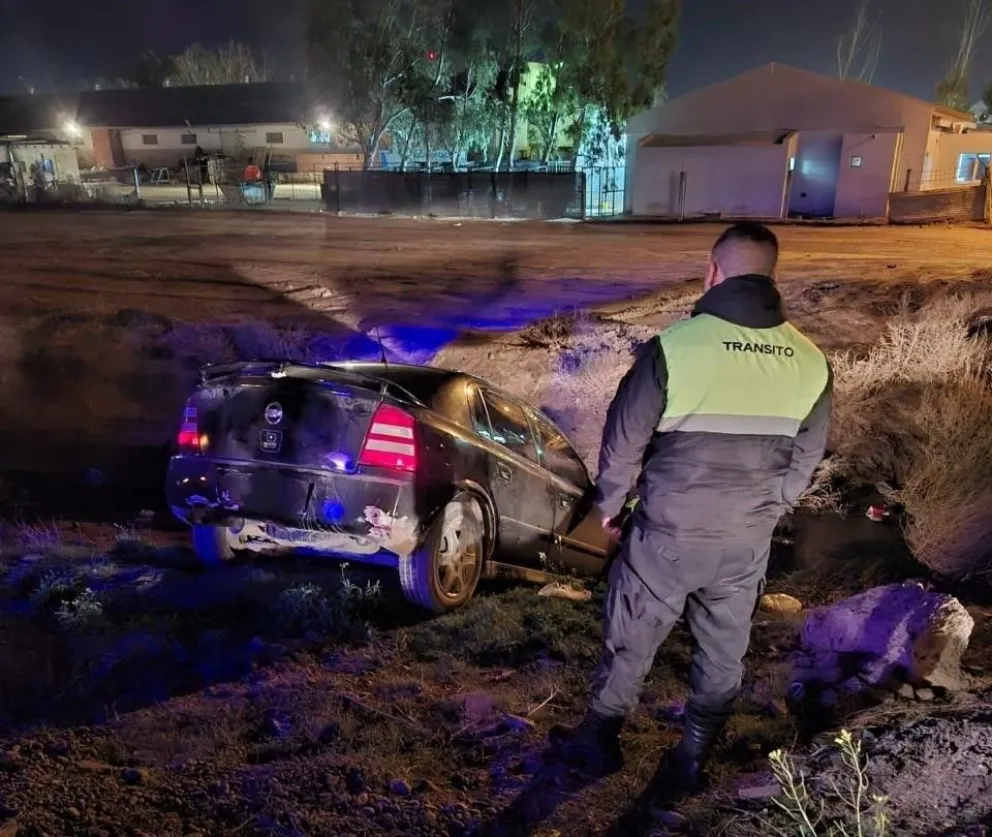 Manejaba borracho, volcó y terminó con el auto en una zanja