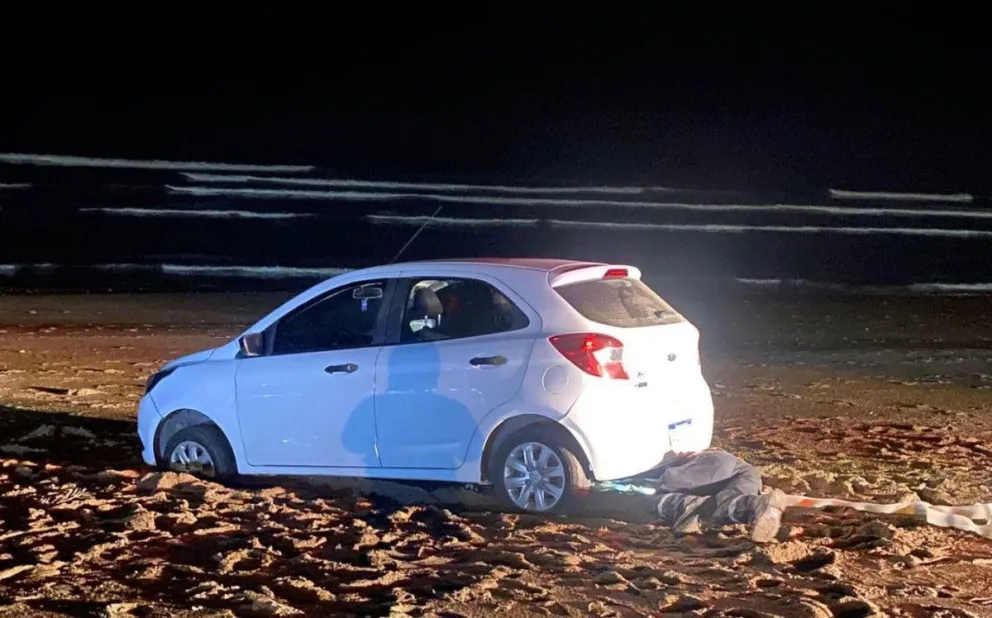 Encajó el auto en Playa Unión y lo rescataron antes de que se lo lleve la marea