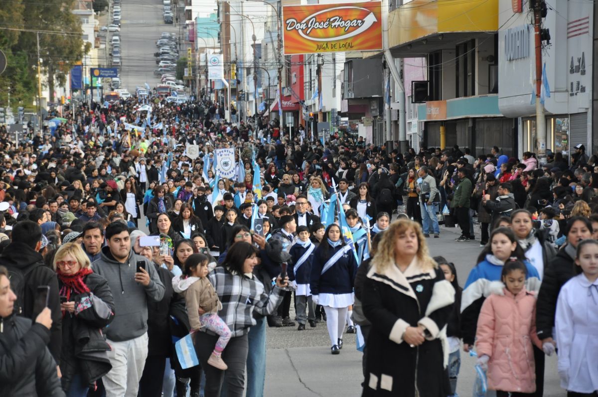 Decenas de comodorenses participaron de la celebración por la Revolución de Mayo
