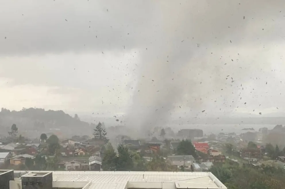 Tornado en el sur de Chile causó destrozos y dejó a más de 15 mil personas sin luz