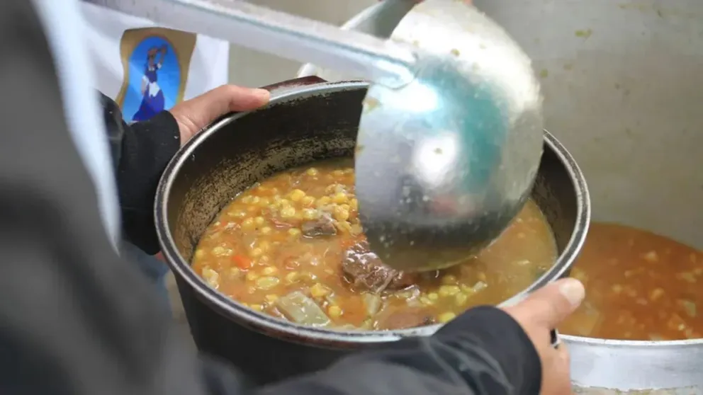 Intoxicación masiva por locro en La Rioja: más de 65 afectados y varios menores internados