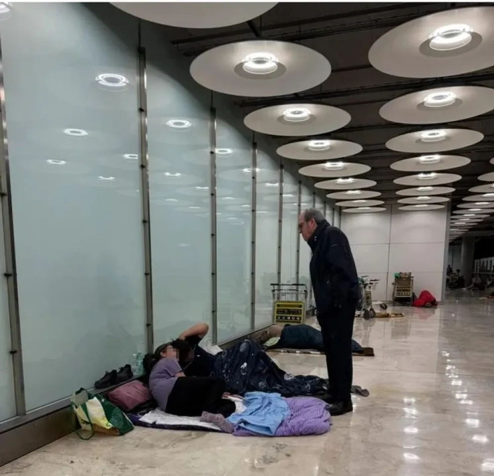 Migrantes sin techo colapsan el aeropuerto de España y desatan un conflicto político