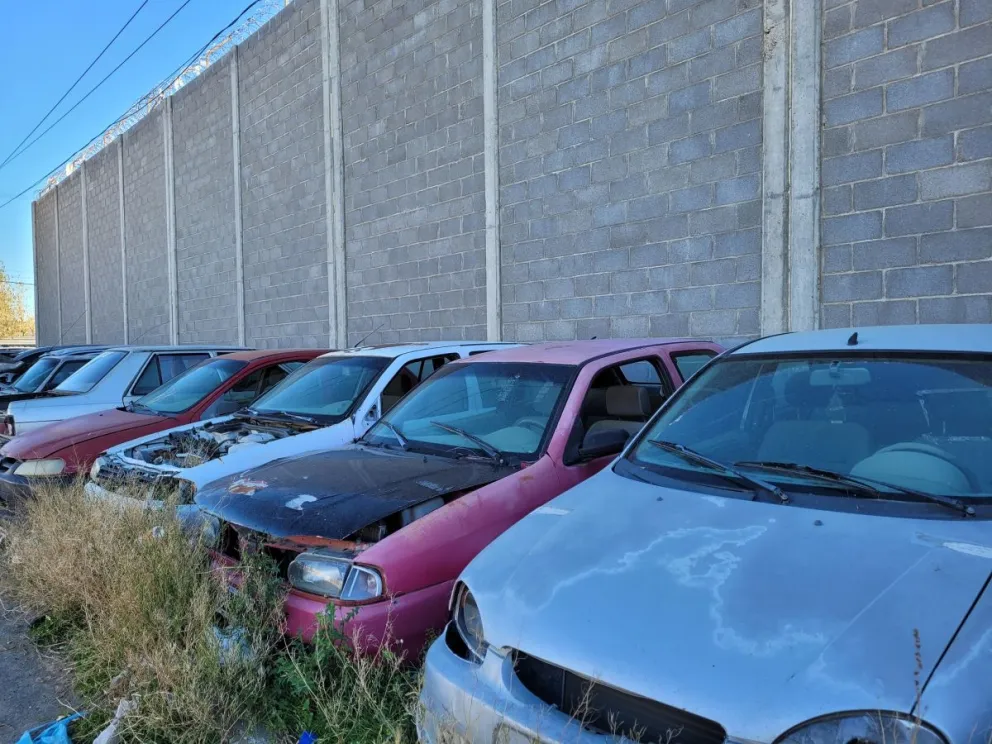 Vecinos piden la reubicación de los vehículos secuestrados por la justicia.