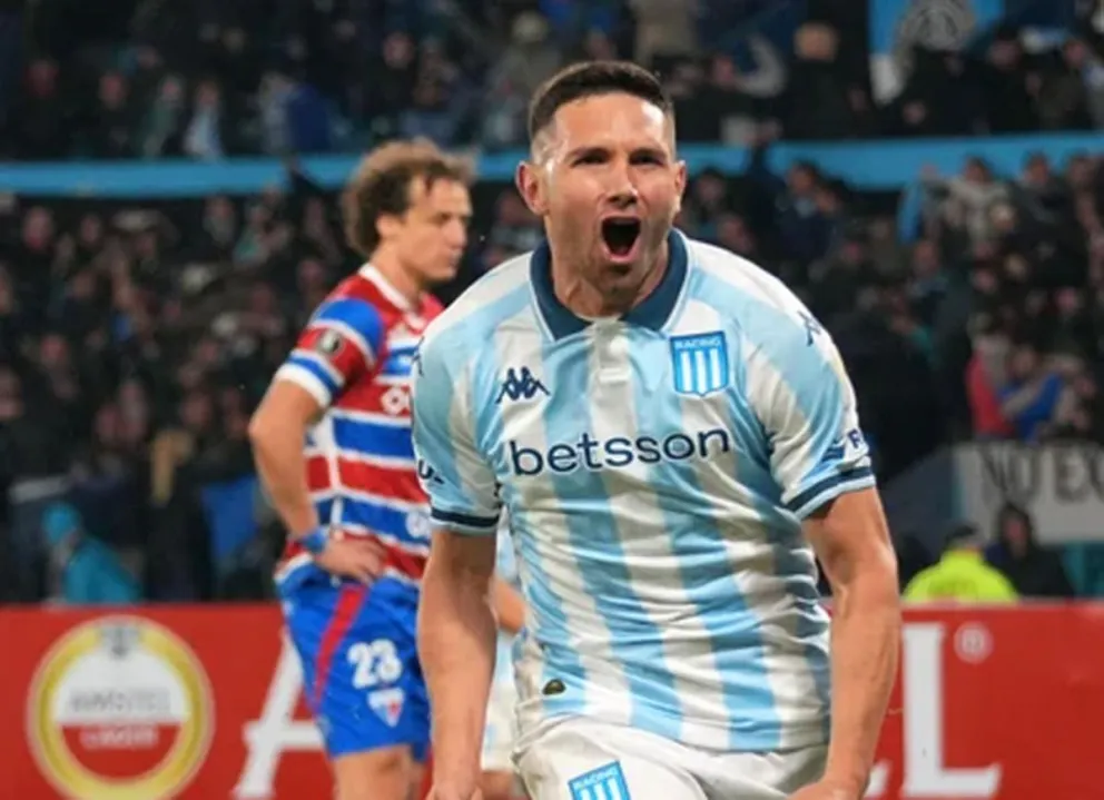 Adrián "Maravilla" Martínez le dio el triunfo a Racing en el final del encuentro.