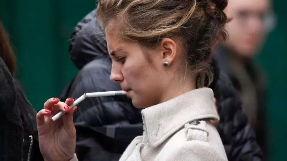 Guerra contra el tabaco en Francia: prohíben fumar en zonas al aire libre
